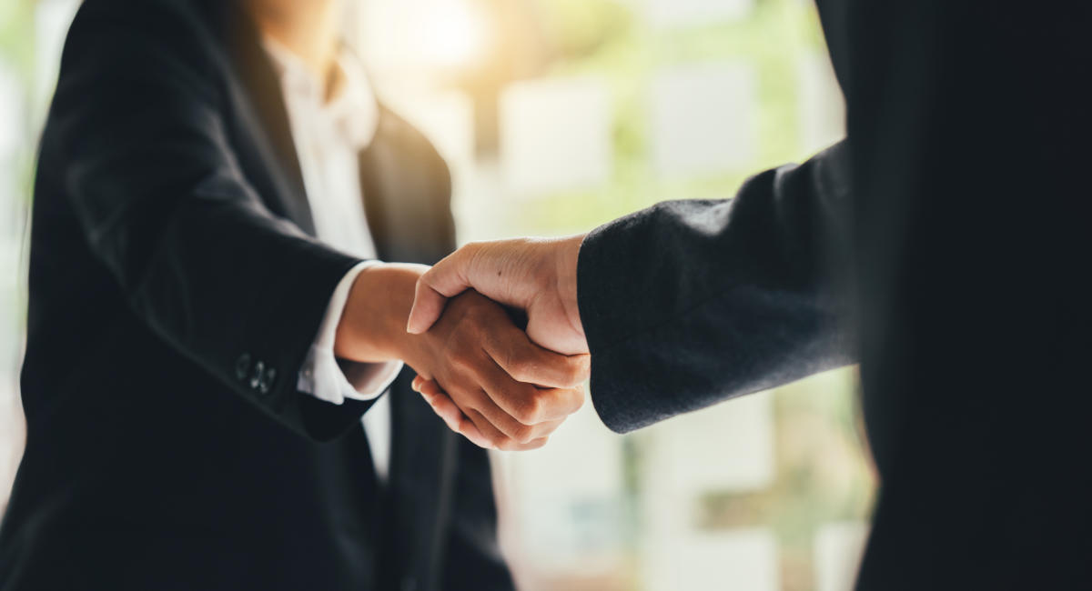 ¿Cómo pueden las organizaciones gestionar las relaciones con los proveedores de forma eficaz?